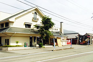 おがた蒲鉾の揚げたてあつあつじゃこ天｜四国愛媛の旅行のお土産はじゃこ天・蒲鉾。西予市にお越しの際は是非お立ち寄りください。